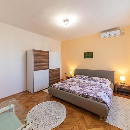 Lovely Apartment In Kastel Kambelovac With Wifi Kaštela Esterno foto
