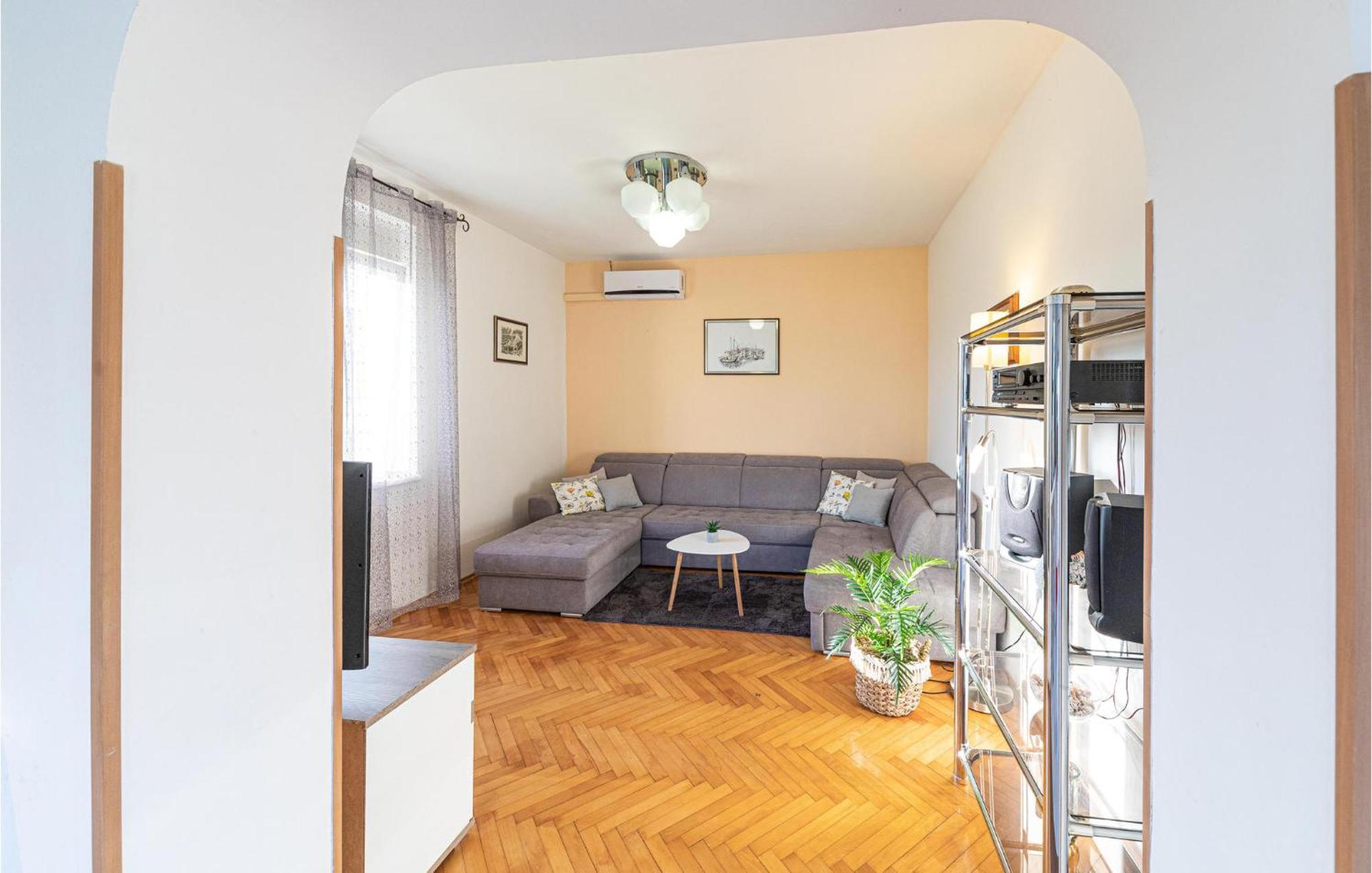 Lovely Apartment In Kastel Kambelovac With Wifi Kaštela Esterno foto