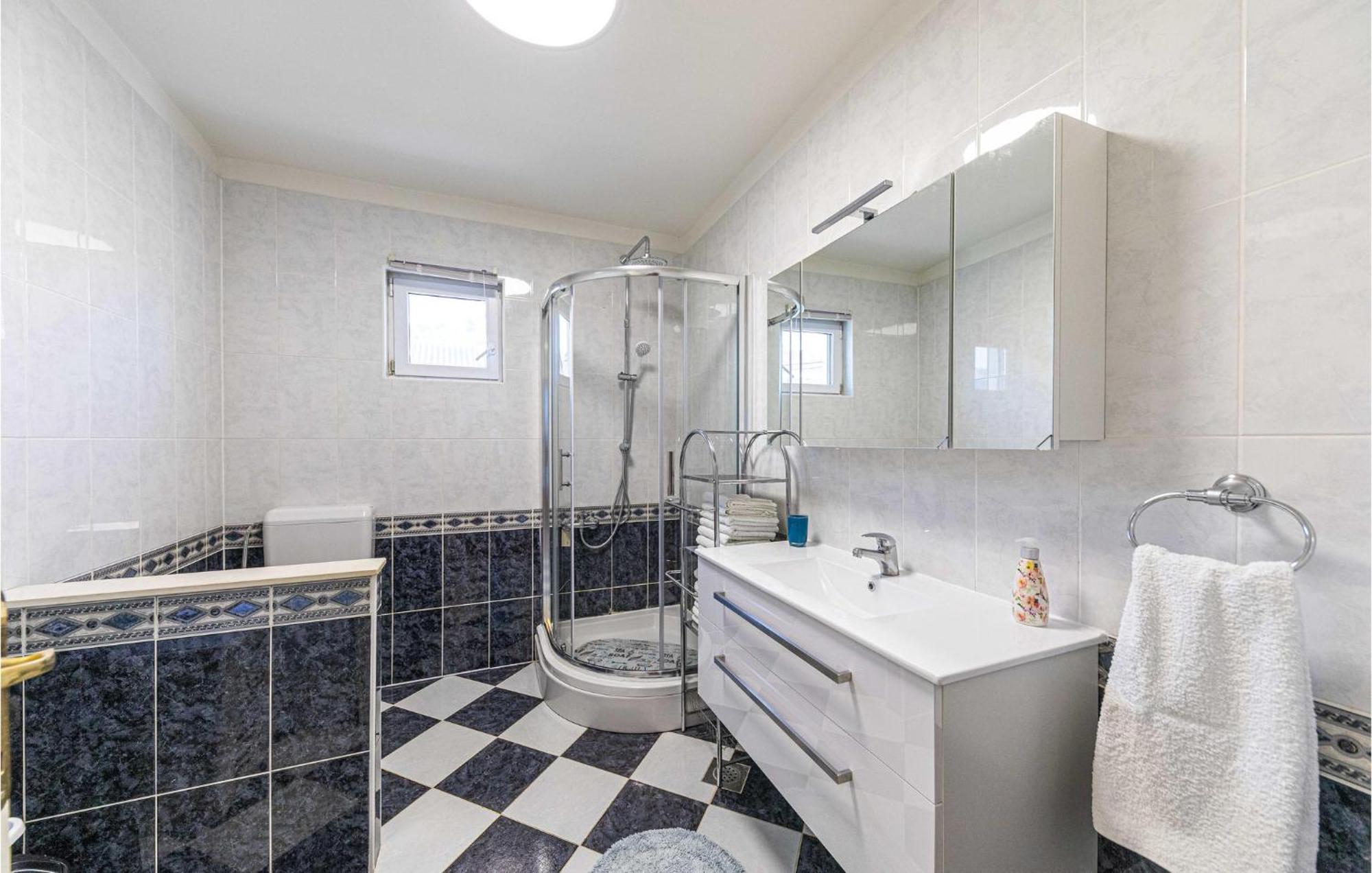 Lovely Apartment In Kastel Kambelovac With Wifi Kaštela Esterno foto