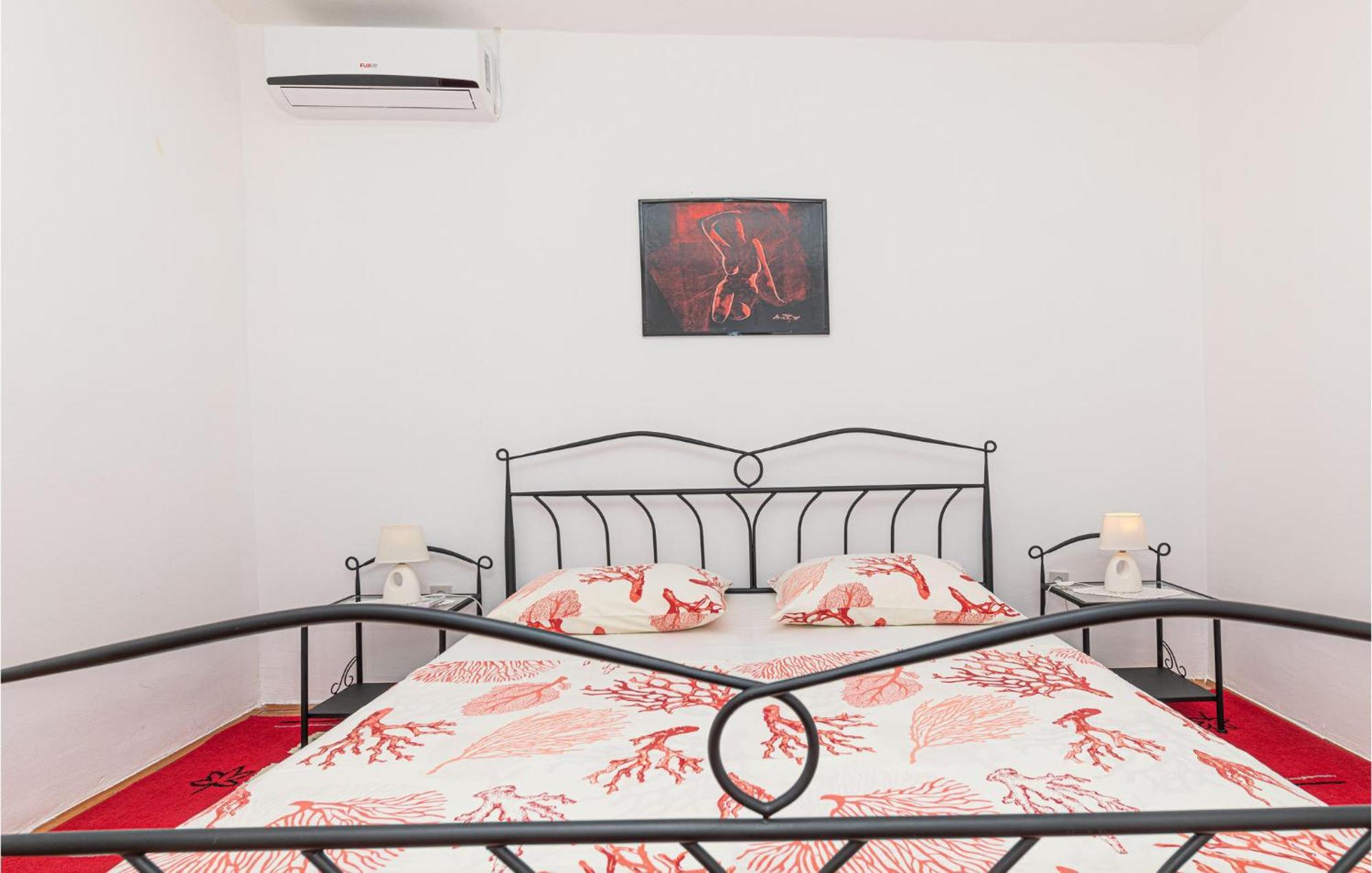 Lovely Apartment In Kastel Kambelovac With Wifi Kaštela Esterno foto