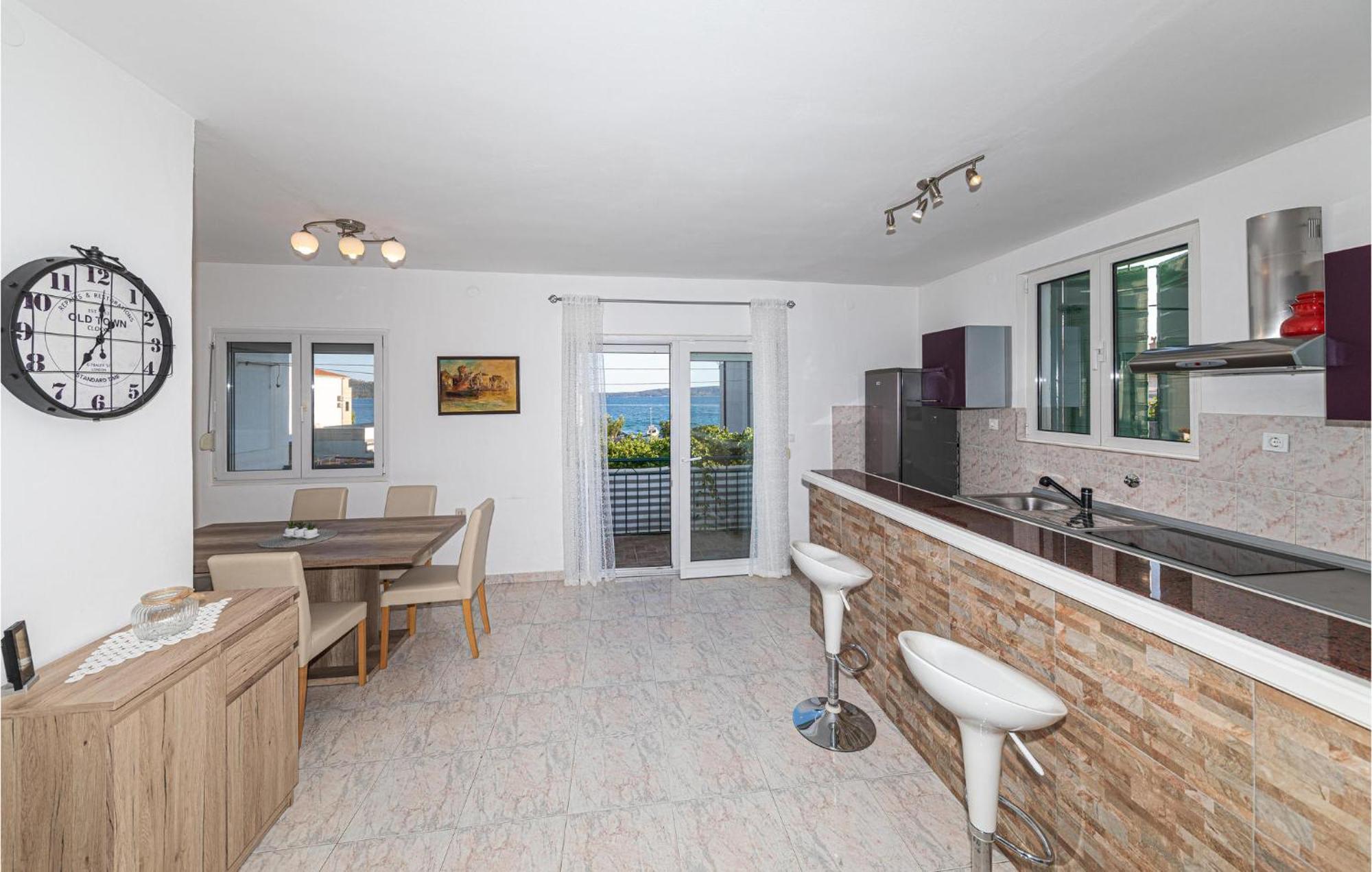 Lovely Apartment In Kastel Kambelovac With Wifi Kaštela Esterno foto