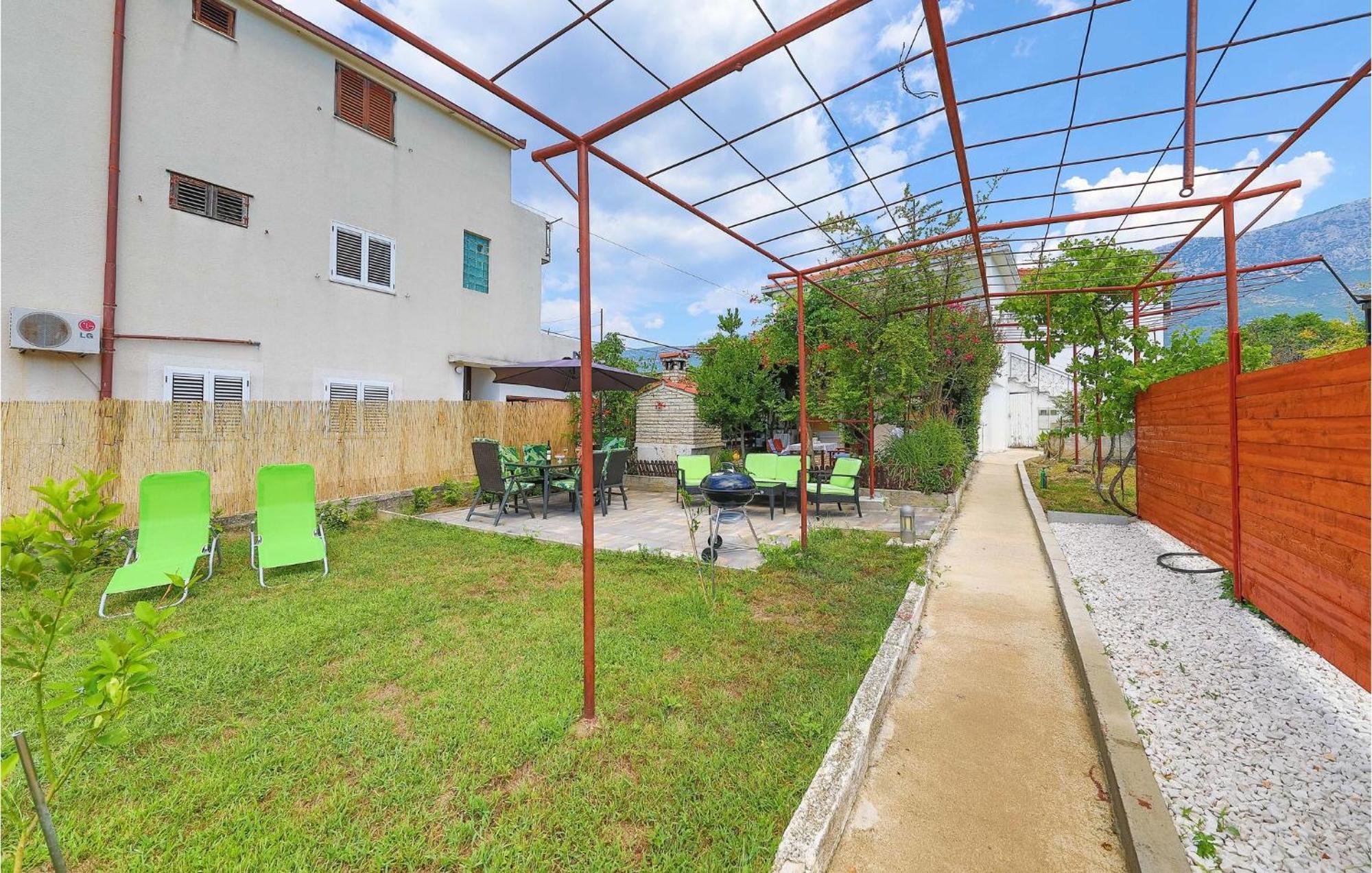 Lovely Apartment In Kastel Kambelovac With Wifi Kaštela Esterno foto